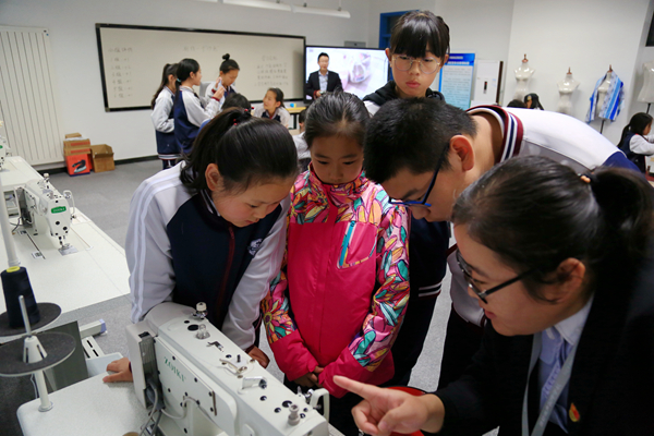 学习缝纫机的使用.JPG