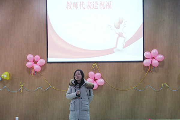 教师代表送祝福.jpg