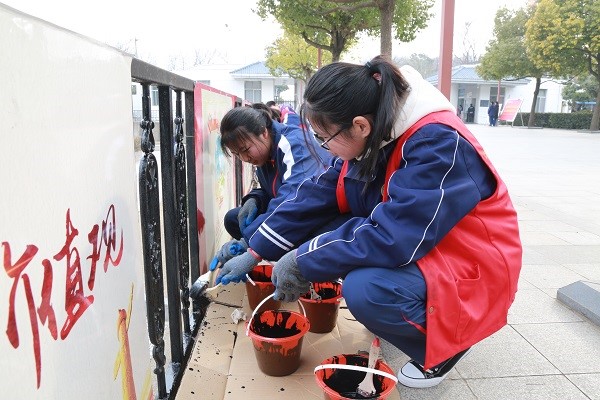2.护栏旧貌换新颜.jpg