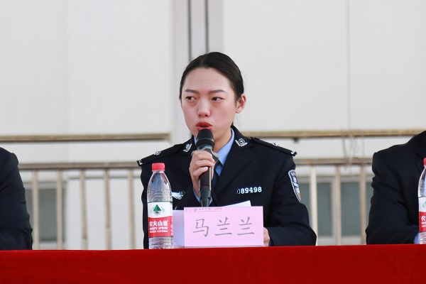 1.马兰兰警官为师生作法制报告.JPG