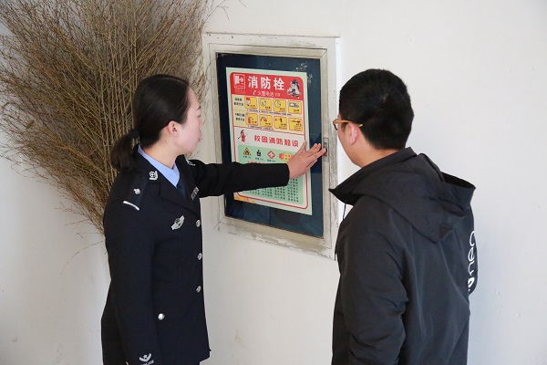 3.马兰兰警官现场指导学校安全工作.JPG