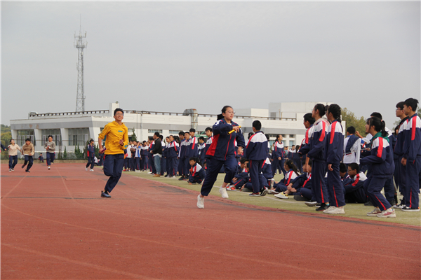 9.如风般飞驰在接力赛的跑道上.JPG