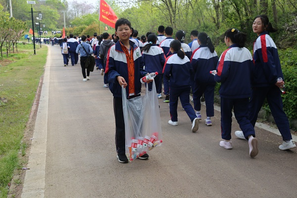 9.垃圾收集随身带，环保理念心中留.JPG